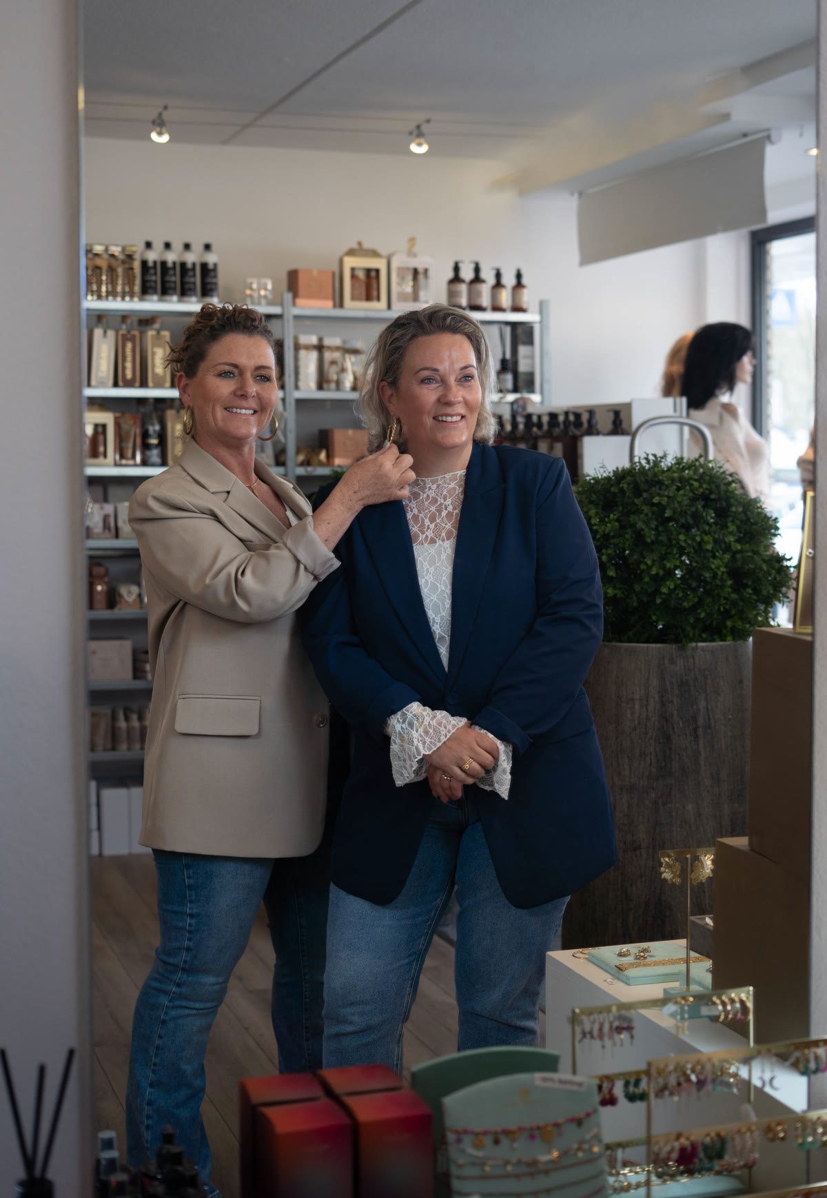 Persoonlijk advies in de winkel, twee vrouwen lachend bij de toonbank