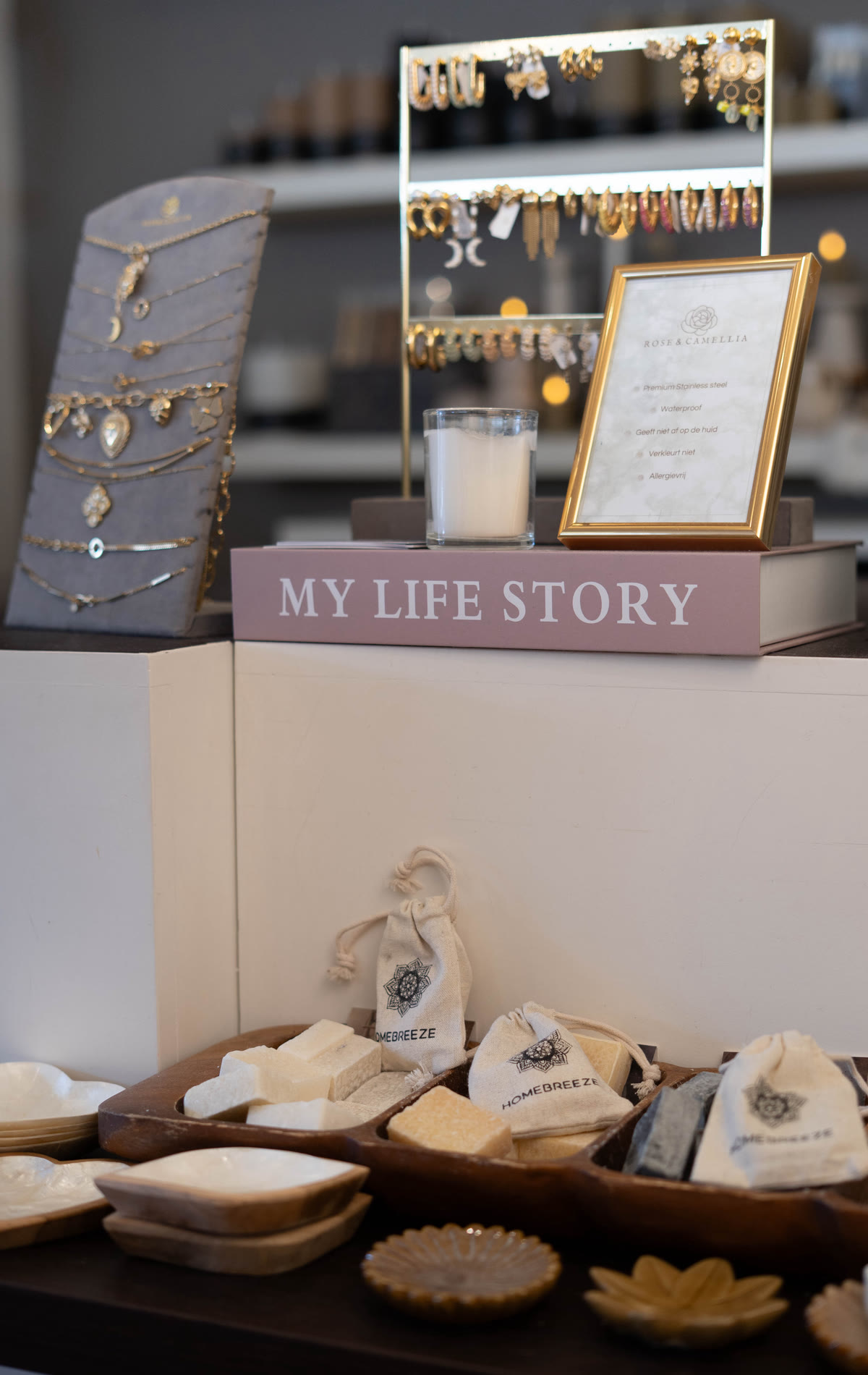 Sieradendisplay met oorbellen en kettingen op de toonbank
