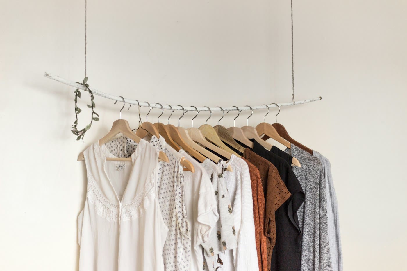 Een rek met lichte blouses en zomerse kleding